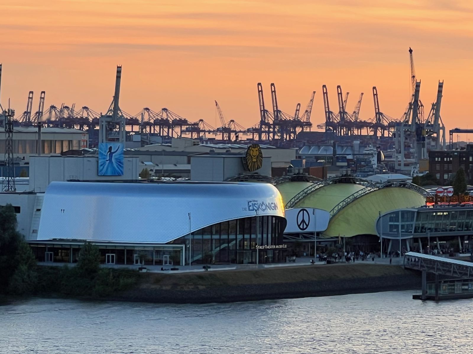 Abendlicht über dem Hamburger Hafen