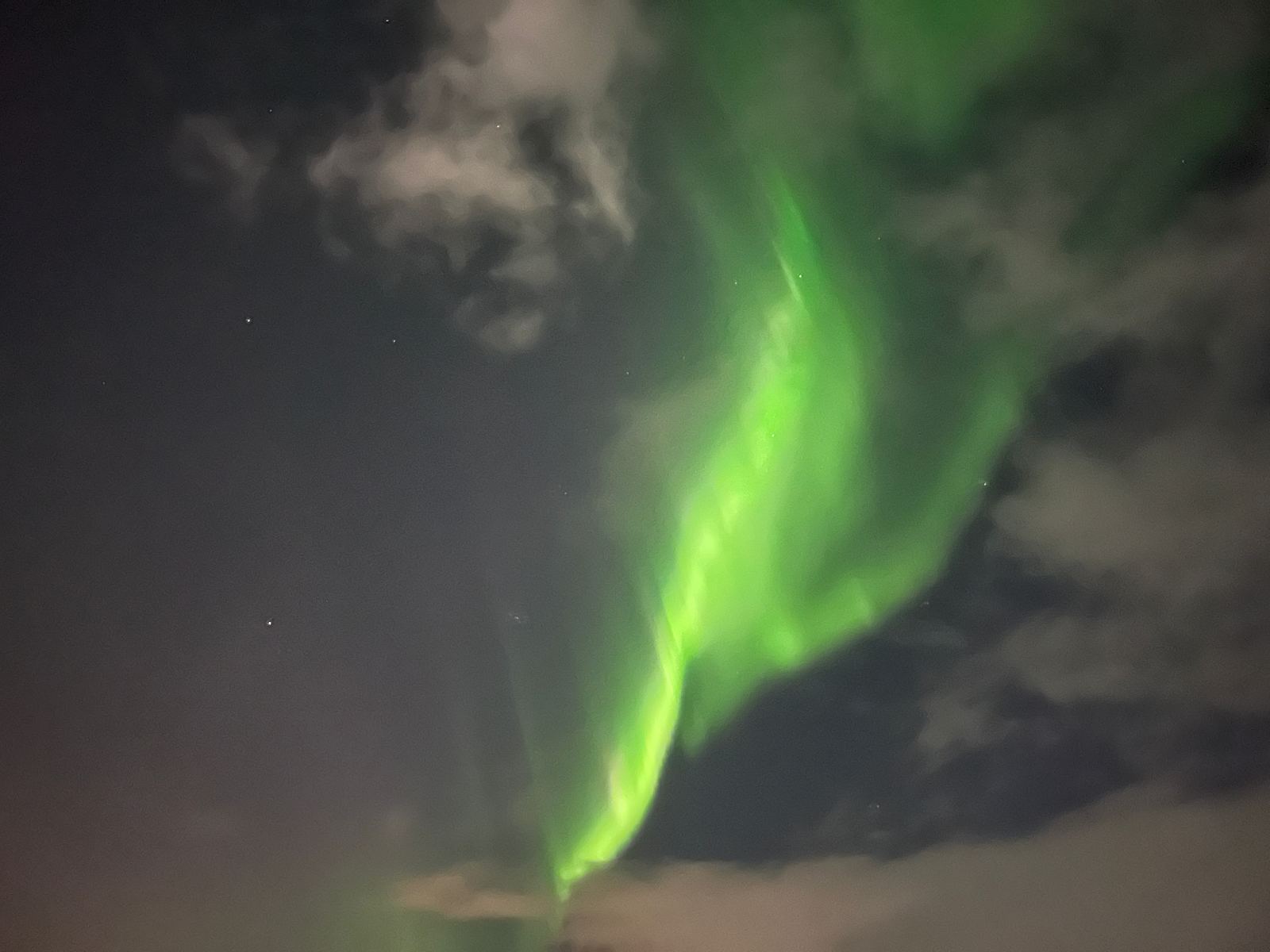 Grüne Polarlichter am Nachthimmel über Island