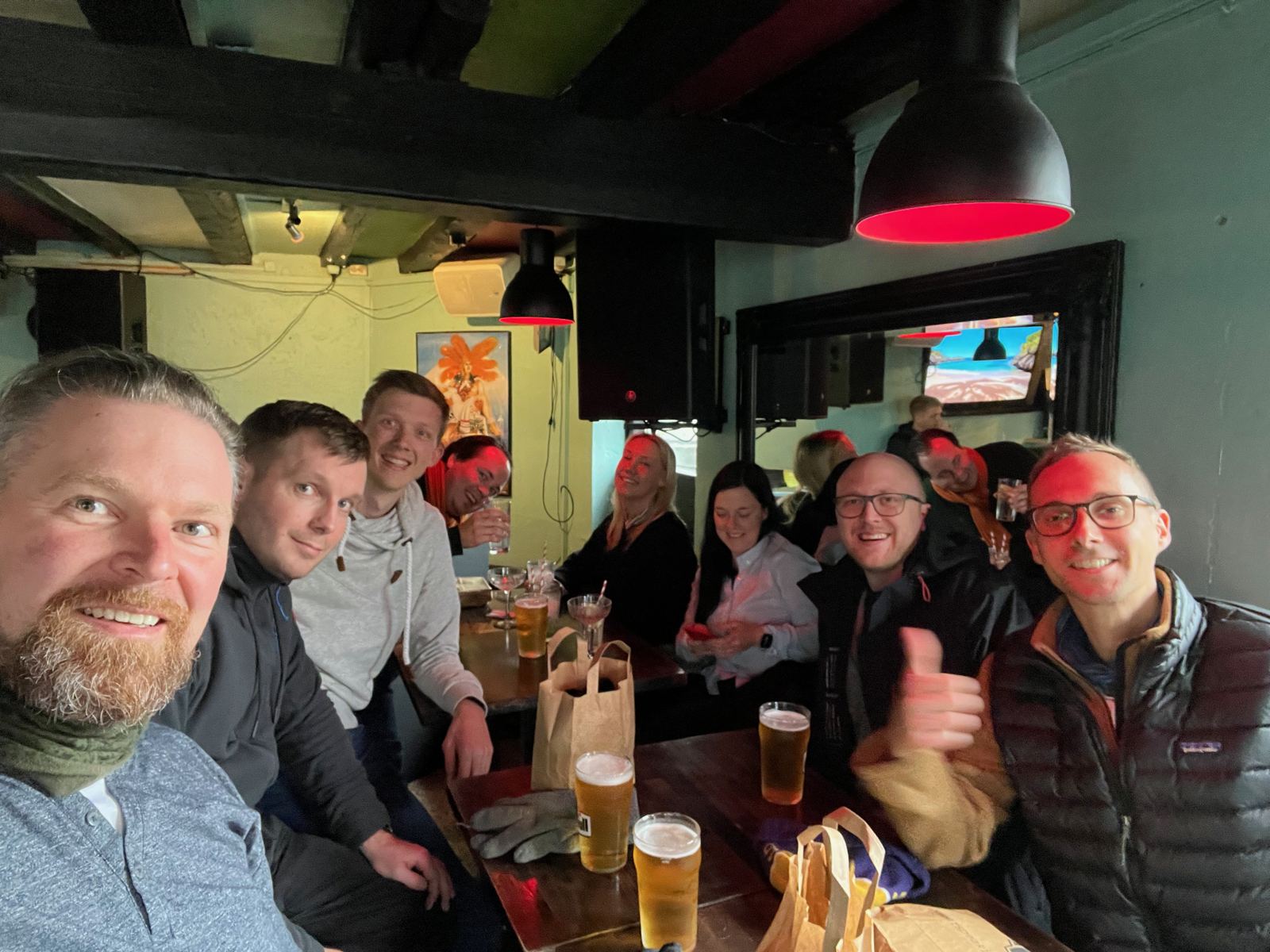 Dennis mit dem Team beim Essen in Island