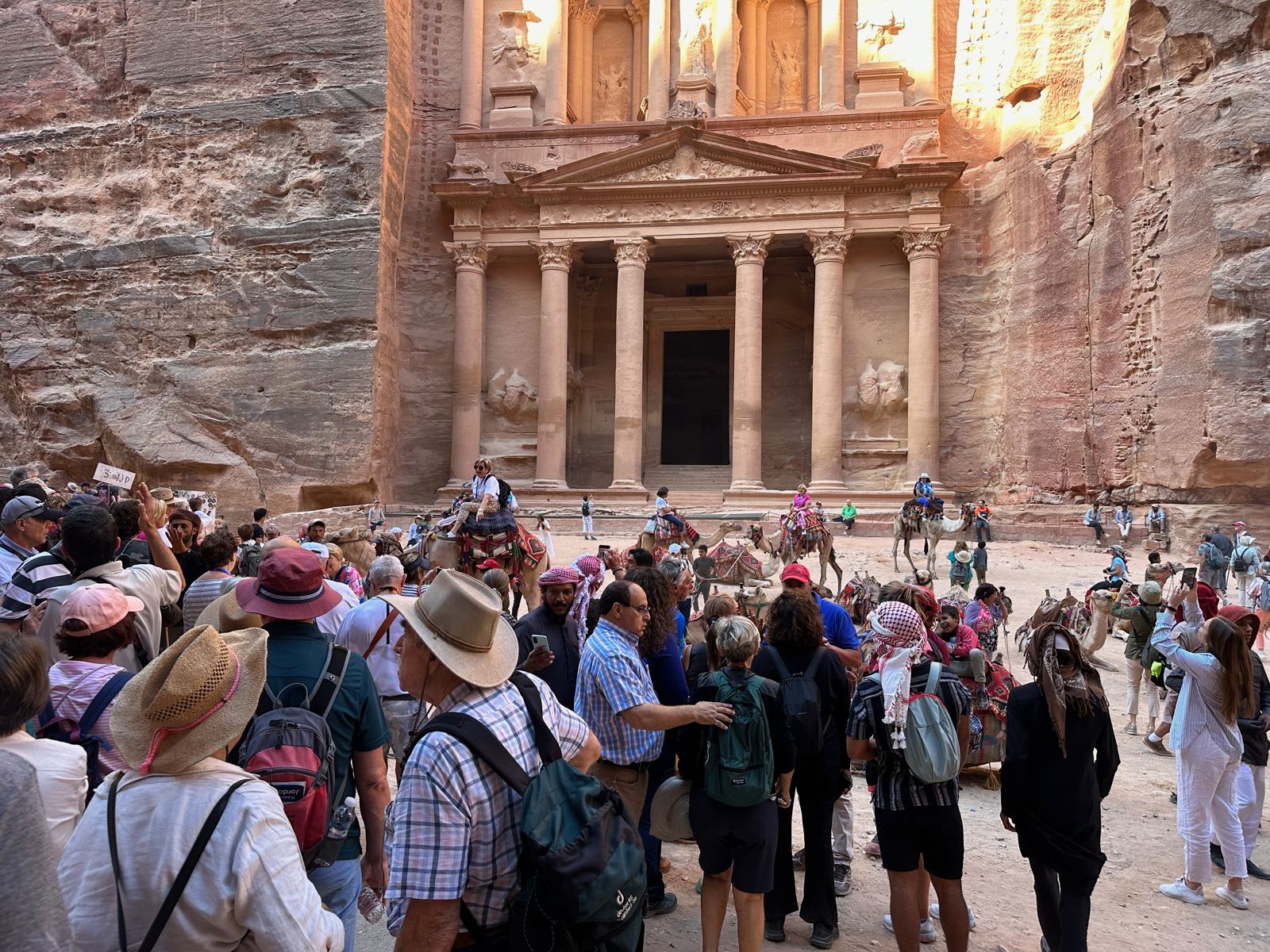 Das Schatzhaus in Petra mit vielen Besuchern