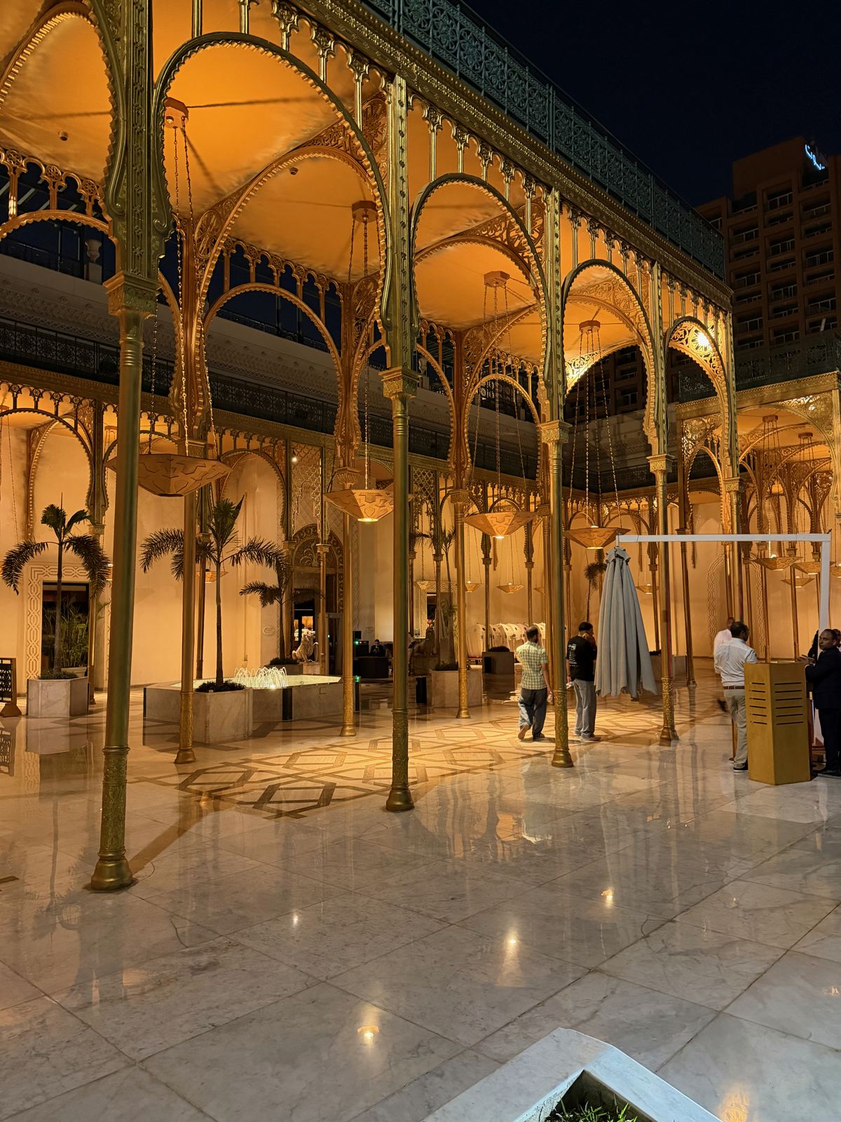 Beleuchtete Arkaden in Kairo