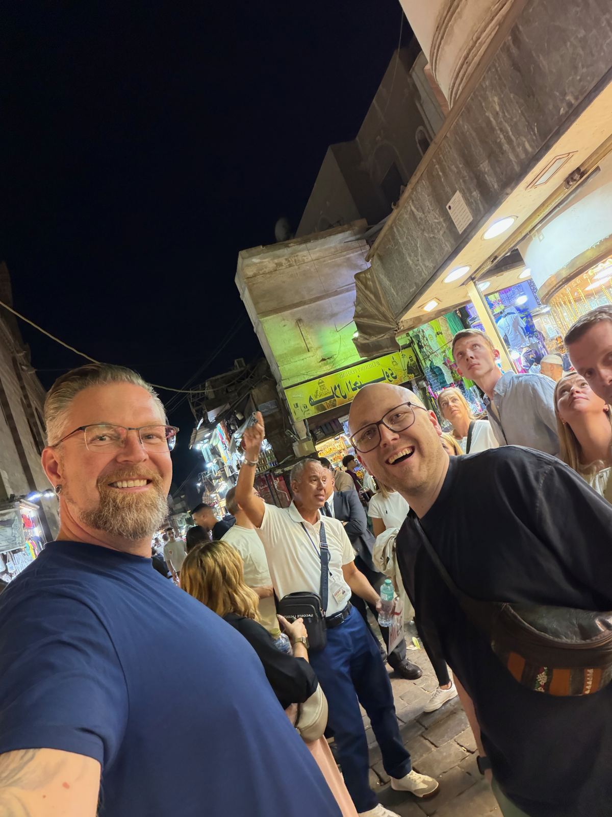 Dennis mit dem Team abends in Kairo