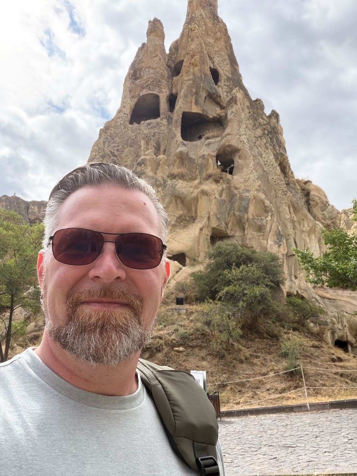 Dennis vor den Felsen in Kappadokien