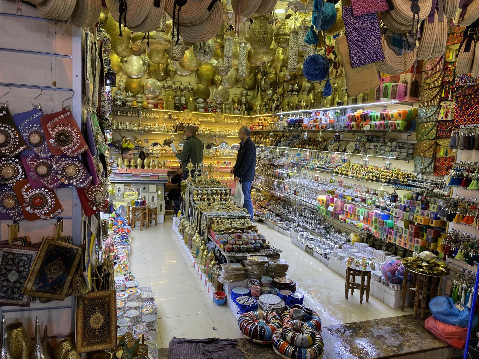 Laden im Souk mit Lampen und Teppichen